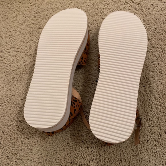 (NWOT) Cheetah Pattern Sandals - Picture 8 of 8